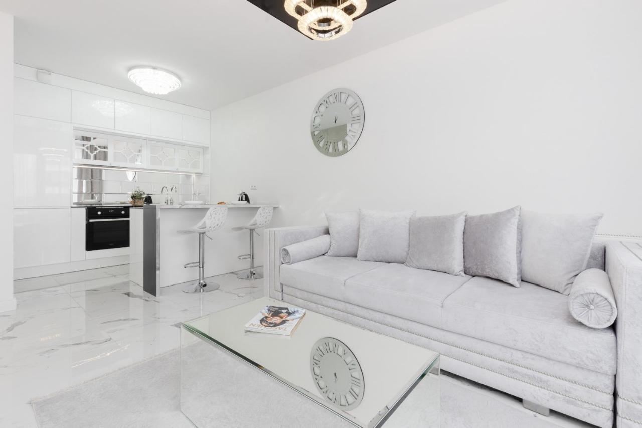 Elegant Apartments With Balcony & Parking Warsaw By Noclegi Renters Luaran gambar